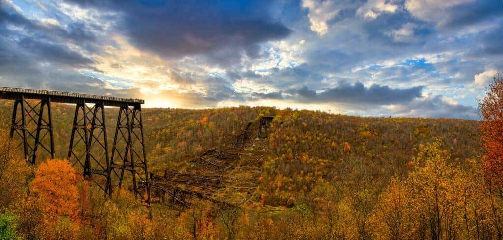 A panoramic shot of a beautiful Kinzua Bridge State Park in Pennsylvania, US in autumn