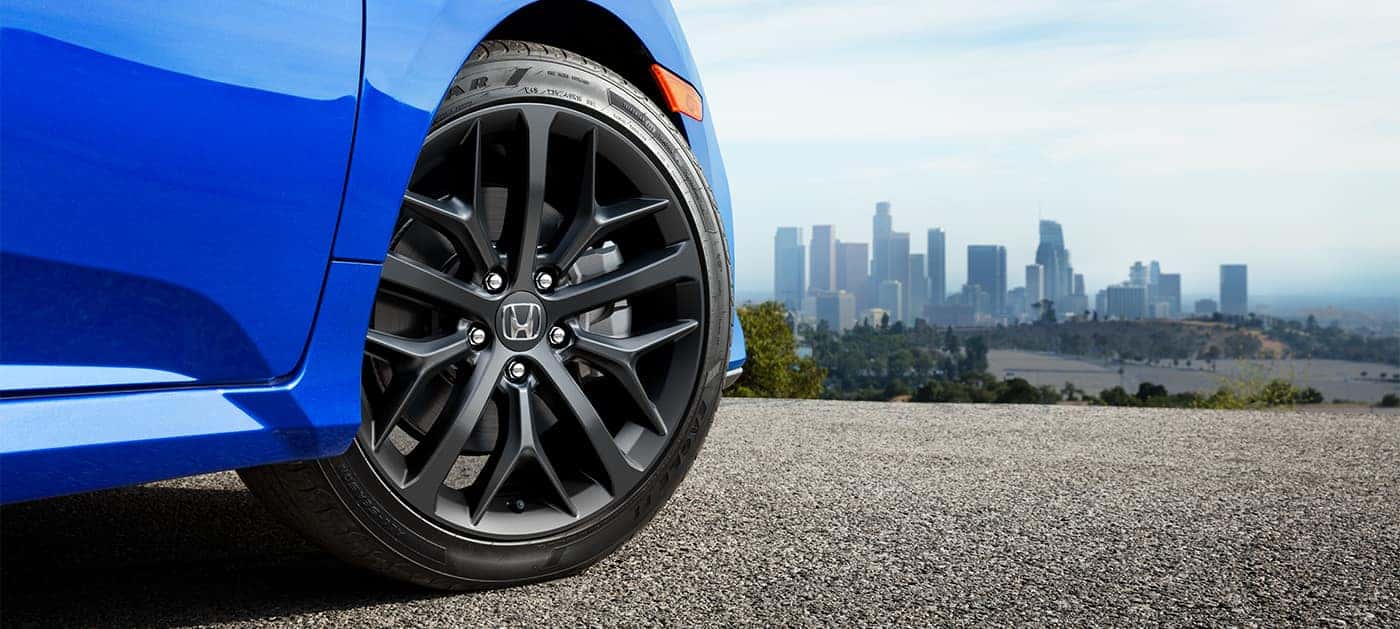 2020 Honda Civic Si with 18-inch wheels and brakes