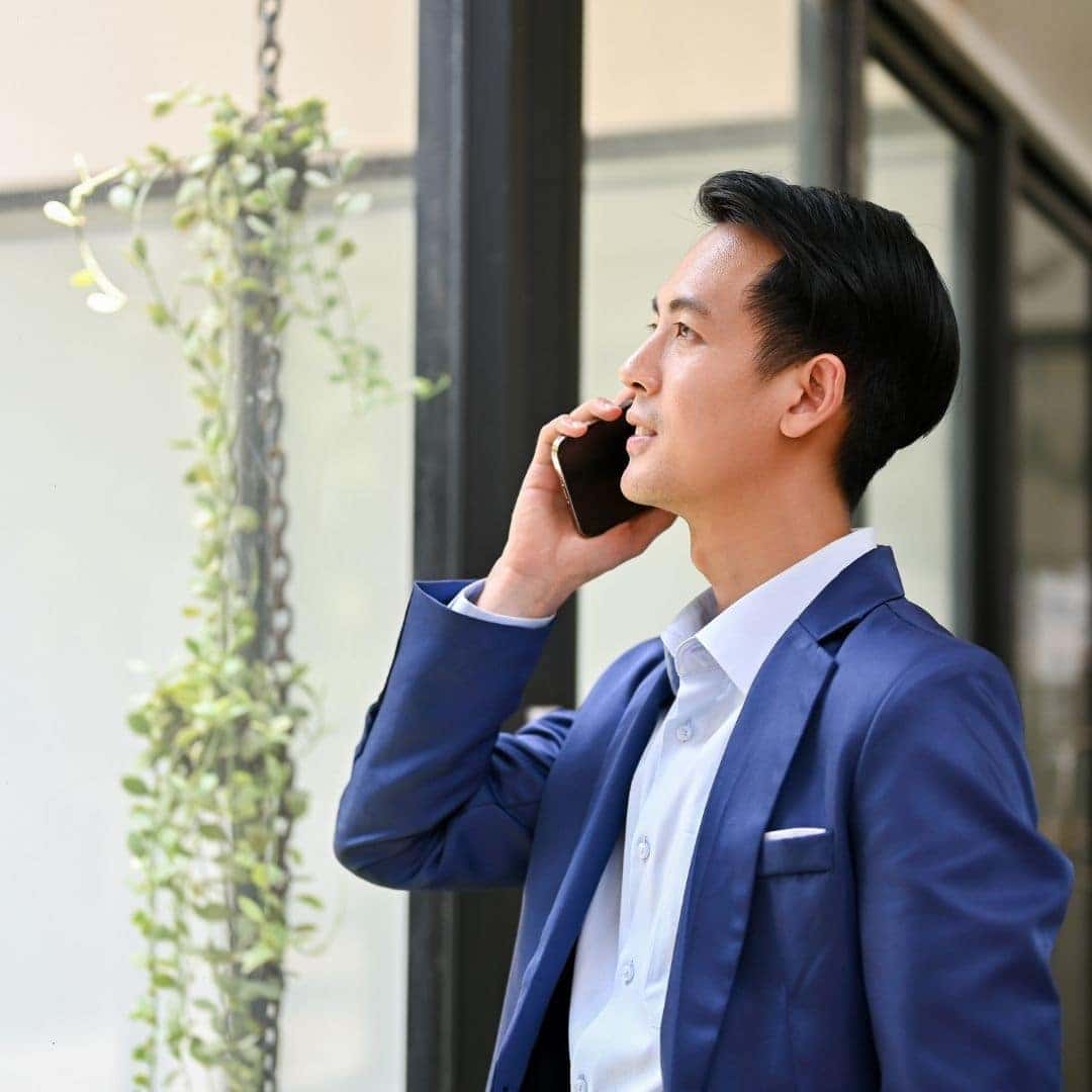 man calling for car servicing