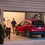 A man and woman next to a red 2022 Chevrolet Bolt EV | El