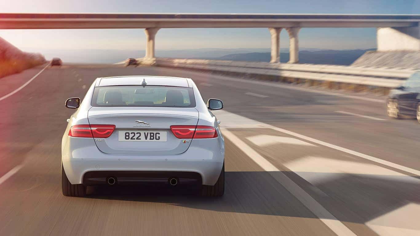 MittelklasseTest Der neue Jaguar XE gegen BMW 3er  AUTO BILD