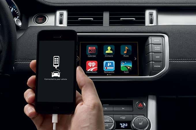 Enjoy Technology with the Land Rover InControl System | Land Rover Darien