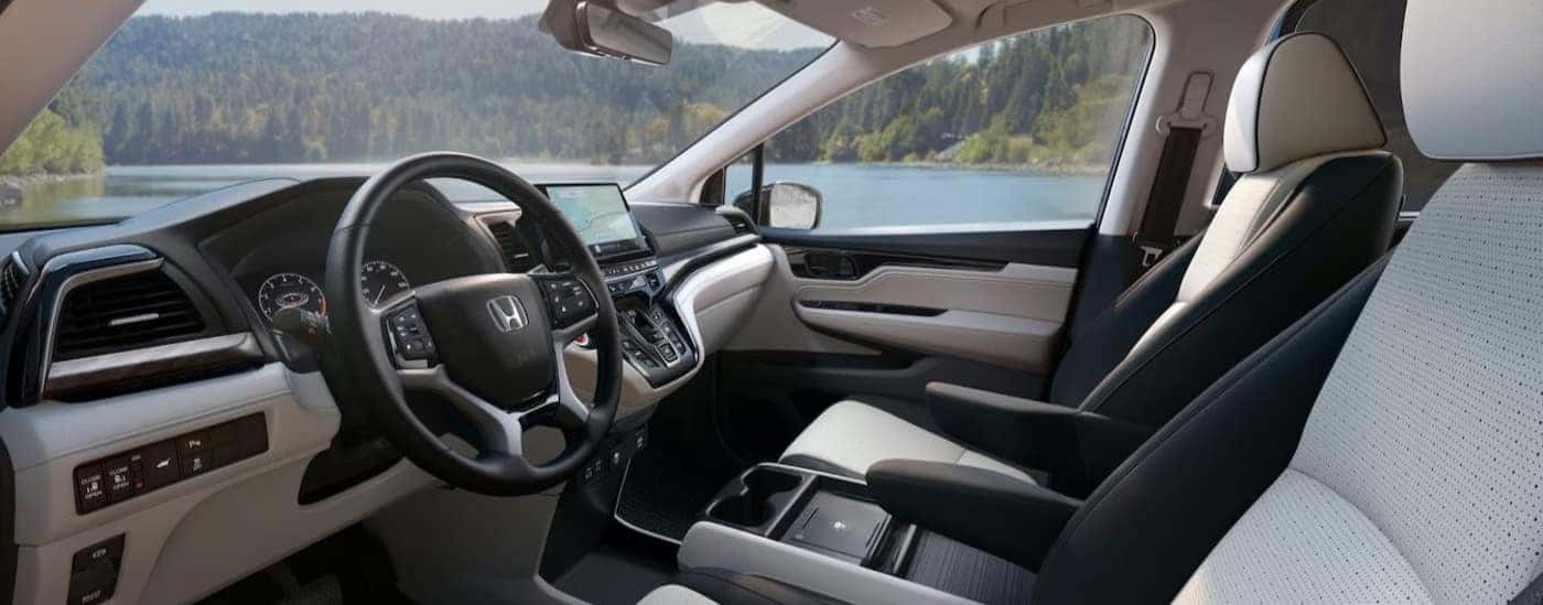 Black and gra interior and dash in a 2025 Honda Odyssey.