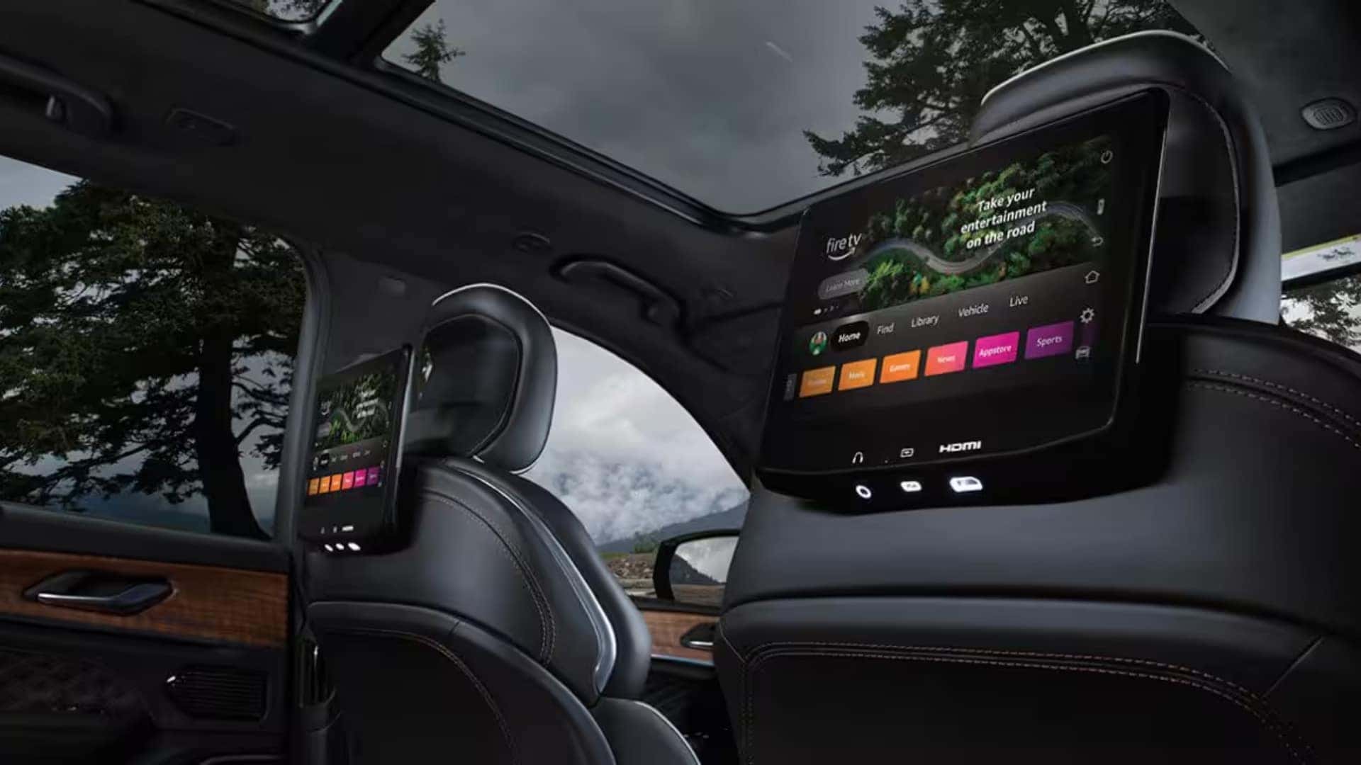 2026 Jeep Grand Cherokee displays with Uconnect 5 touchscreen and digital driver information screen
