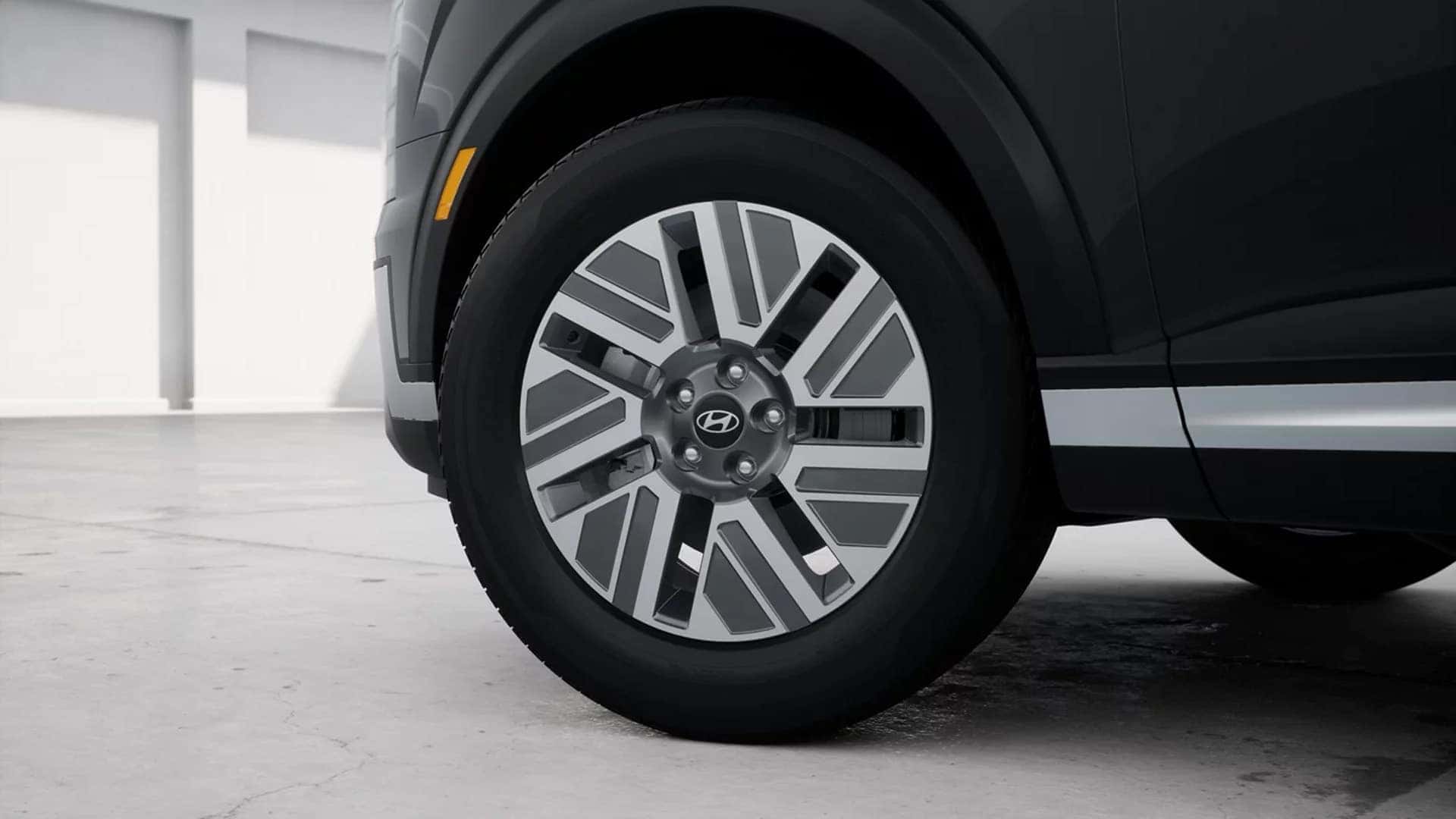 Close up of 2026 Hyundai Palisade Hybrid alloy wheel design showing large diameter wheels and premium exterior styling