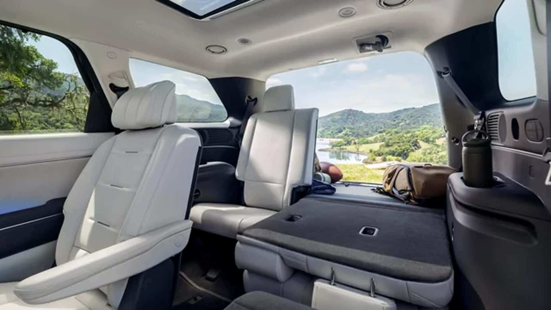 2026 Hyundai Palisade Hybrid interior storage view highlighting center console space and rear cargo flexibility