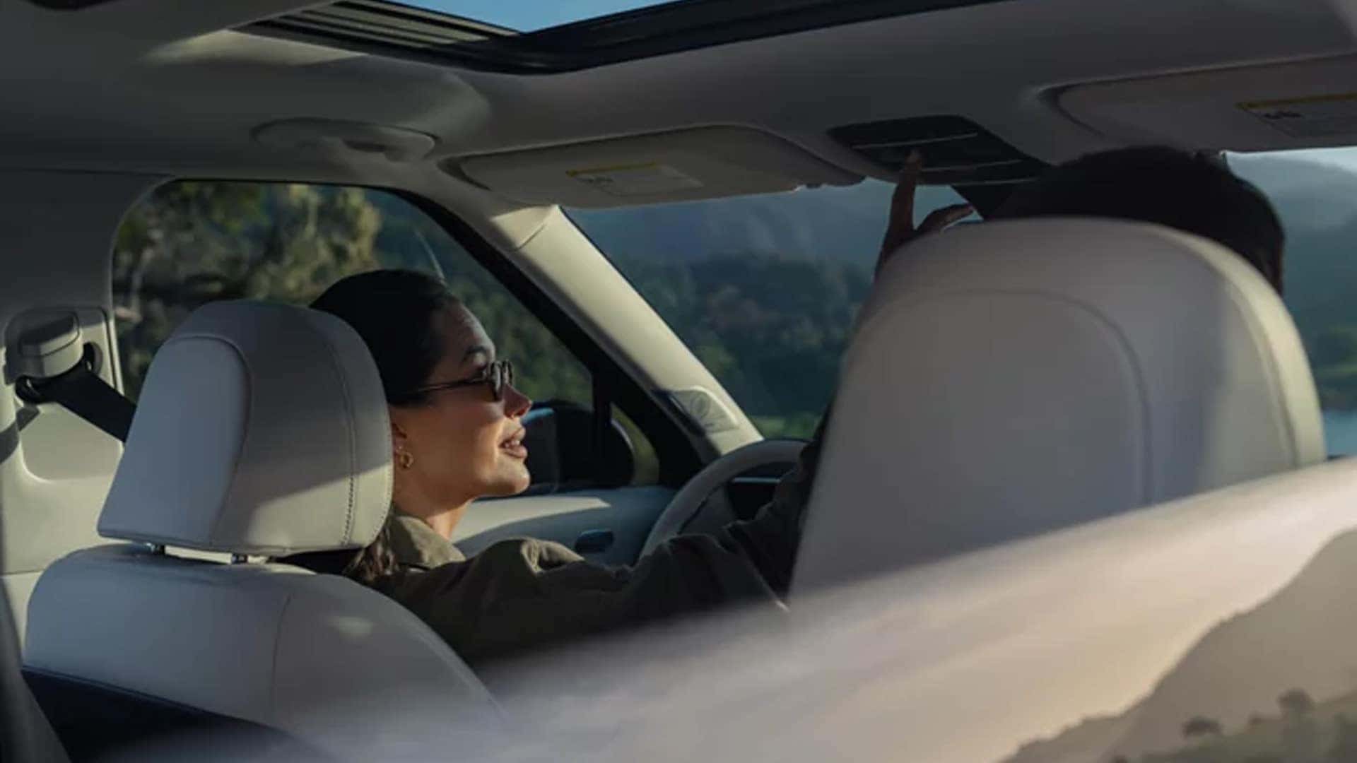 Driver seated inside the 2026 Hyundai Palisade Hybrid, showing relaxed driving posture that supports efficient and smooth driving habits.