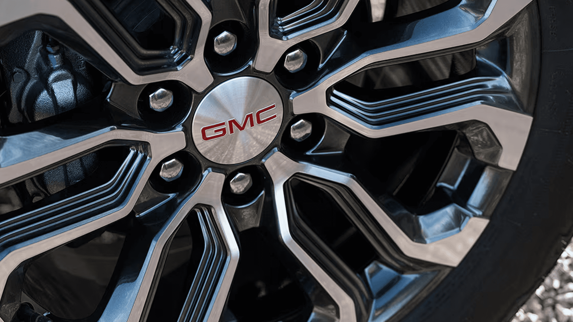 Close up of diamond cut GMC Canyon aluminum wheel with machined spokes and black accents.