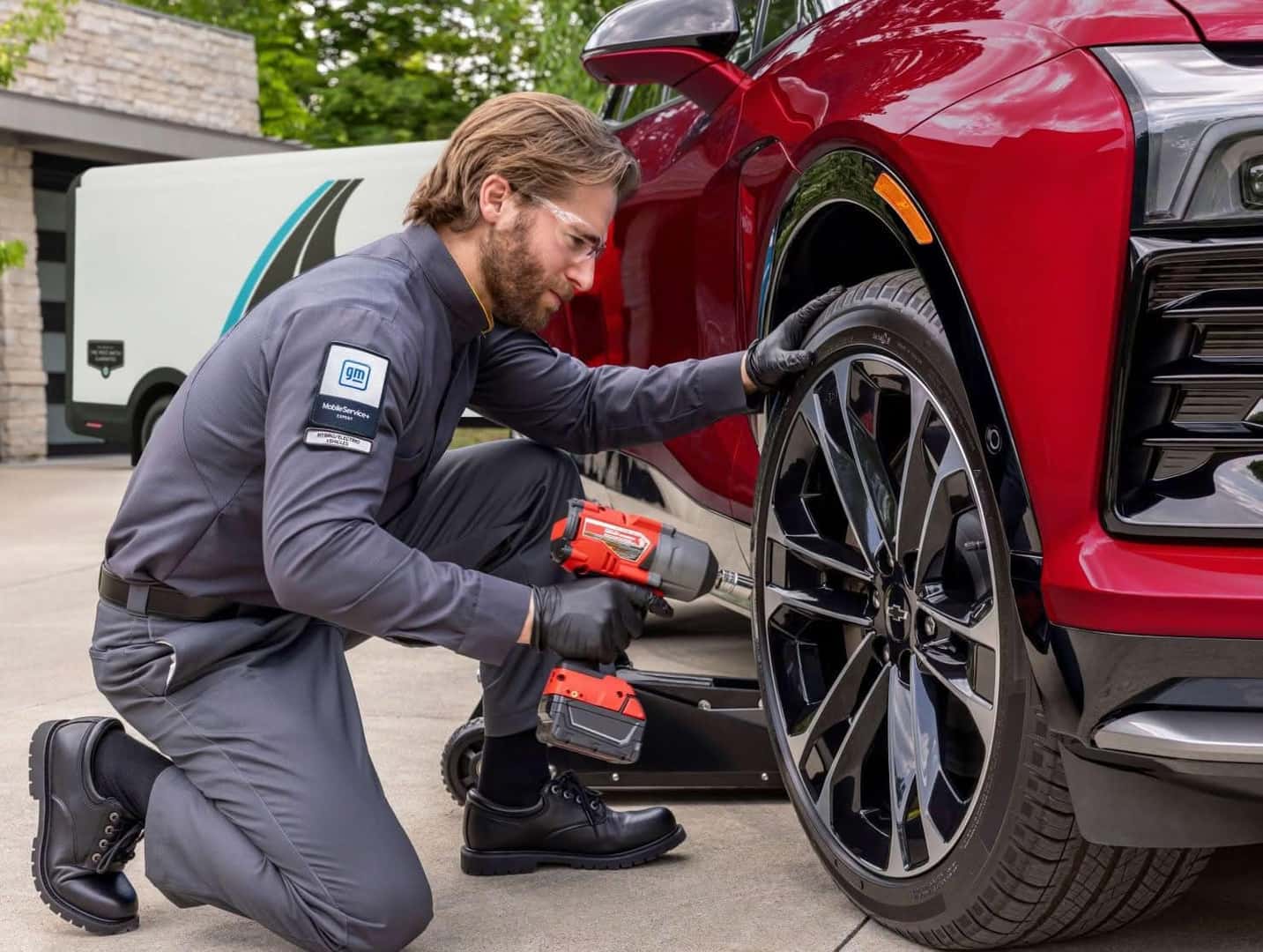 Mobile service vehicle providing convenient automotive maintenance at a customer location