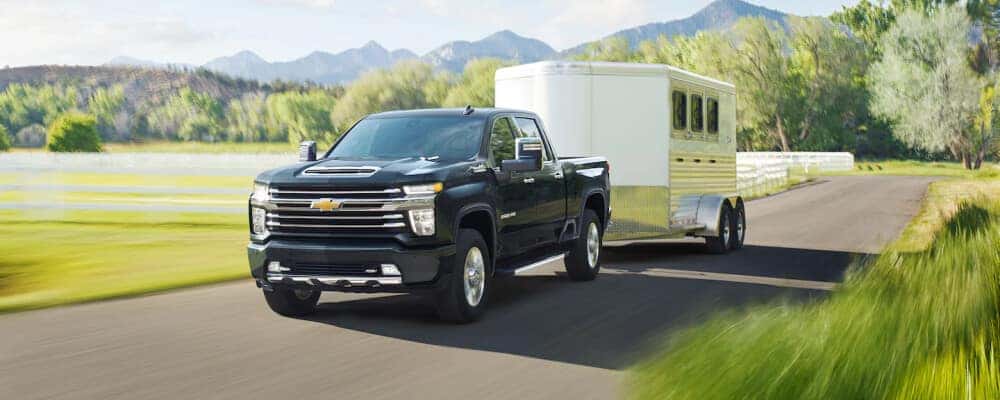 2021 Chevy Silverado 2500 tauing en trailer